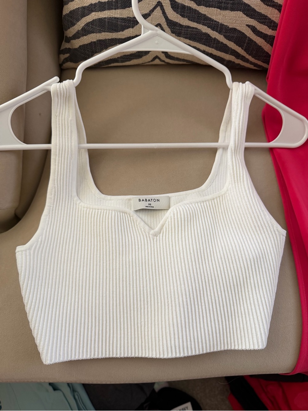 Babaton White Ribbed V-Notch Cropped Tank
